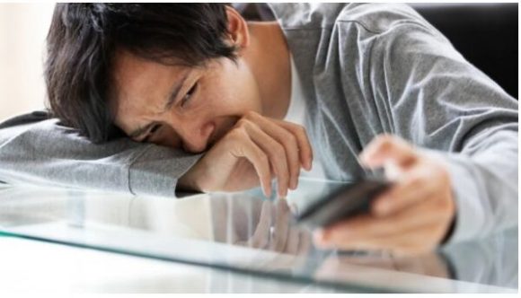 カードローン審査に落ちた男性画像