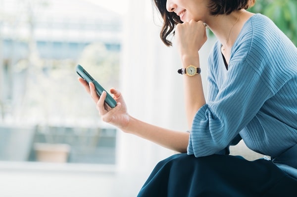 dスマホローン審査に申込している女性