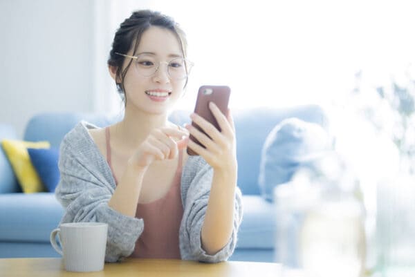 査甘いに申込する女性