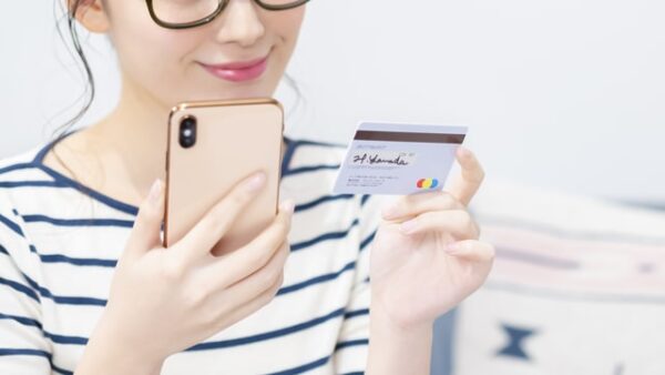 カードローン審査に申込する女性